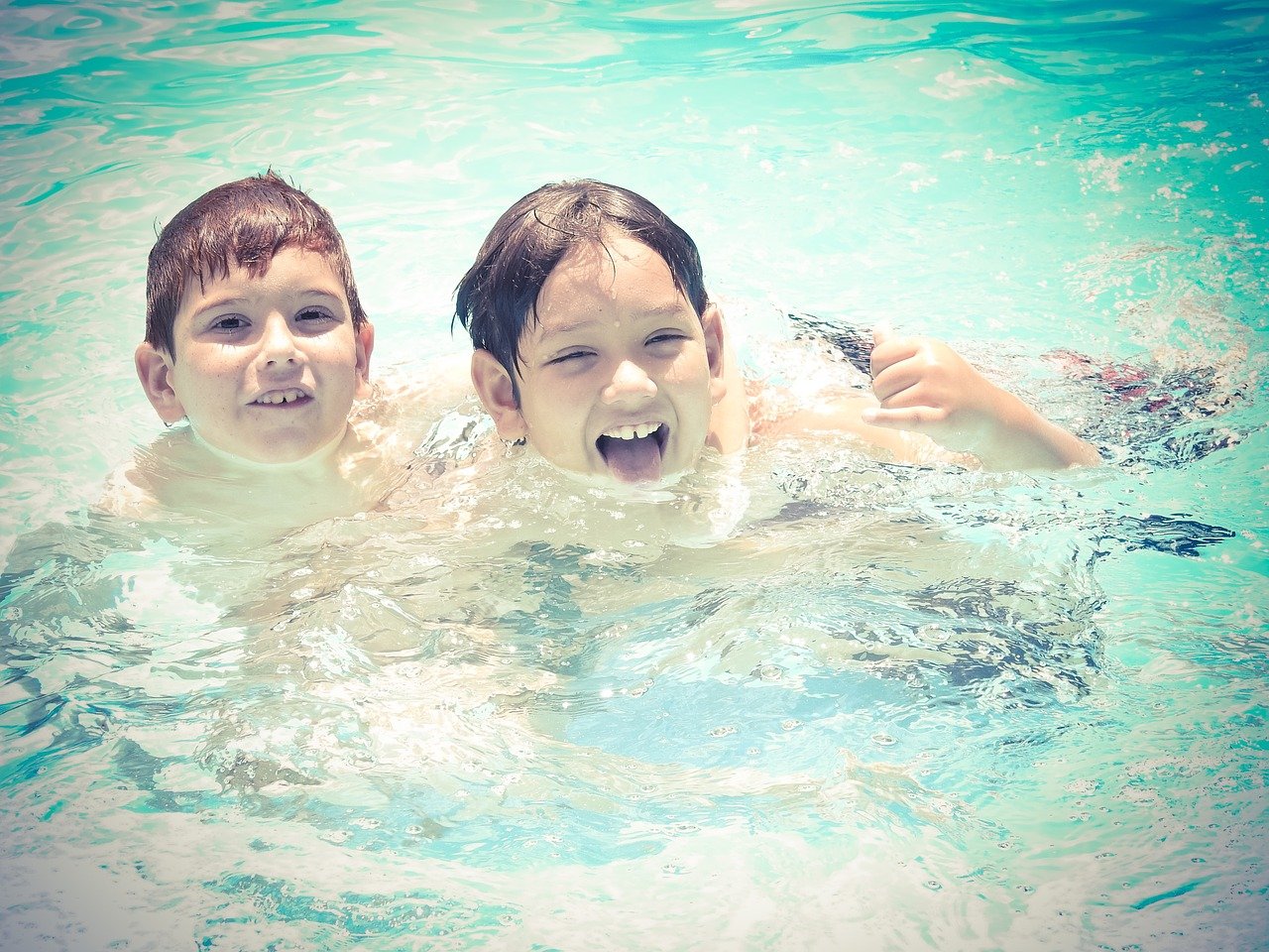 Kinder haben Spaß im Wasser